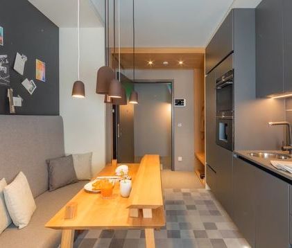 Das Apartment der Zukunft, eine Maganetwand in der Küche für die individuelle Gestaltung mit Bildern von Felix Raschke © Martin Haag title=