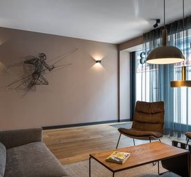 Stefanie Welk, Sprinter, 2019, Wandskulptur in der Lounge des ipartment Frankfurt HBF © ipartment
