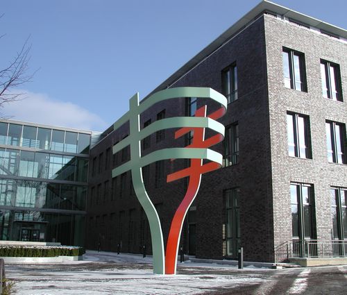 Kunst am Bau im Rheinauen Carré, Bonn, Eng sind die Schiffe, 2002 © Benedikt Birckenbach title=