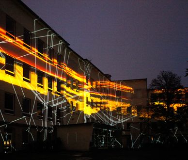 Konzept Live-Konzert Visual Piano von Kurt Laurenz Theinert im Arkadenhof der Universität Bonn, Referenzbild Lichtrouten Lüdenscheid 2010 © Kurt Laurenz Theinert