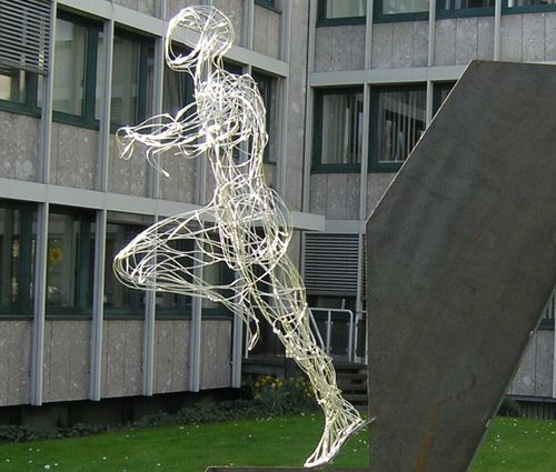 Stefanie Welk, out of steel, Außenskulptur für das Bürogebäude des AOK-Bundesverbands Bonn-Bad Godesberg 2009 © Stefanie Welk title=