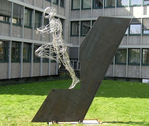 Stefanie Welk, out of steel, Außenskulptur für das Bürogebäude des AOK-Bundesverbands Bonn-Bad Godesberg 2009 title=