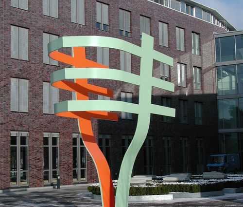 Benedikt Birckenbach Eng sind die Schiffe, 2002, Stahl lackiert, ein Kunst am Bau Projekt im Rheinauen Carré title=