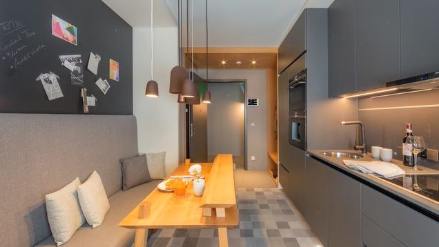 Das Apartment der Zukunft, eine Magnetwand in der Küche für die individuelle Gestaltung  mit Bildern von Felix Raschke © Martin Haag